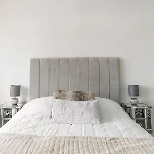 Holiday home Cozy Happy From Home. 3 Bedrooms, 4 Beds,, Hounslow